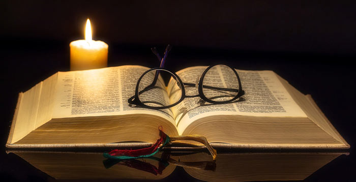 Christi Sendschreiben an die Epheser des ersten Jahrhunderts ist eine zeitlose Herausforderung an alle Christen, die Flamme der ersten Liebe am Lodern zu erhalten. Die erste Liebe neu entfachen