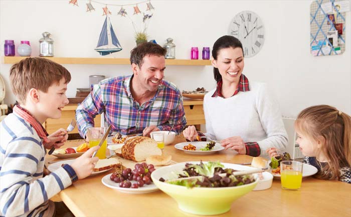 Lohnt es sich überhaupt noch, entgegen aller modernen gesellschaftlichen Trends an der gemeinsamen Familienmahlzeit festzuhalten? Familientisch oder Stehimbiss?