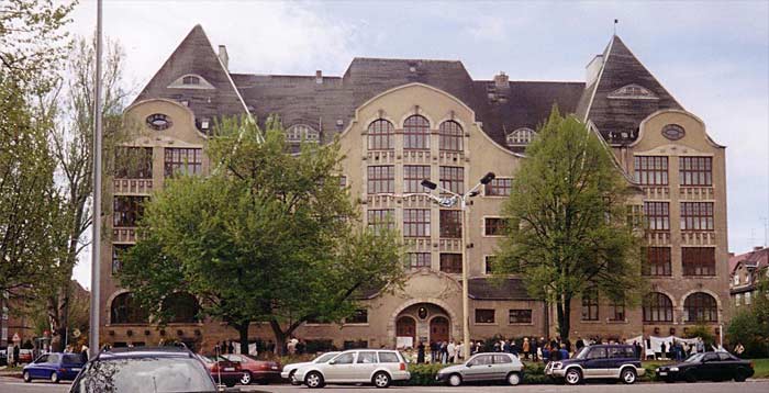 Am 26. April 2002 erschoß ein 19jähriger ehemaliger Schüler des Gutenberg-Gymnasiums in Erfurt sechzehn Menschen kaltherzig und brutal. Anschließend beging er Selbstmord. Jugendgewalt: Wo liegen die Ursachen?